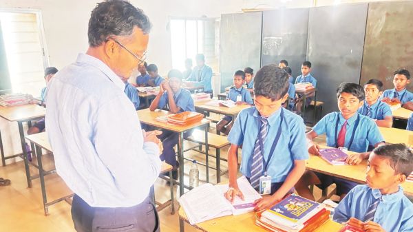 कलेक्टर बने शिक्षक,  बच्चों को दिए सफलता के सूत्र