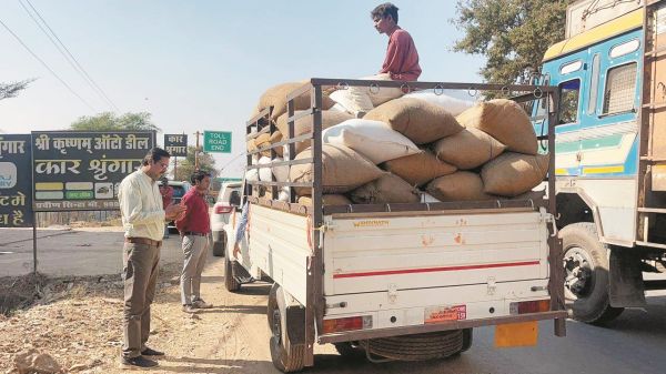 अवैध धान परिवहन पर कड़ी निगरानी, वाहनों की औचक जांच
