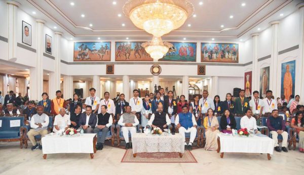 राज्यपाल ने 10 विद्यार्थियों को किया सम्मानित