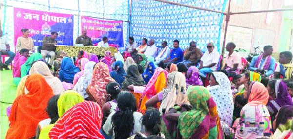 पुलिस ने लगाई चौपाल, ग्रामीणों को अपराधों की जानकारी देकर नशा मुक्ति के लिये किया प्रेरित