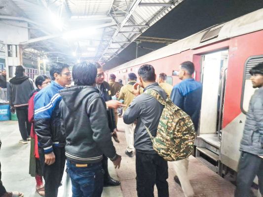 गलत डिस्प्ले से बुजुर्ग ने लगाई दौड़, ट्रेन के नीचे आने से बचा