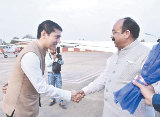 उप मुख्यमंत्री साव का जगदलपुर एयरपोर्ट पर आत्मीय स्वागत