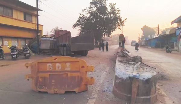 तेज रफ्तार ट्रक ने डिवाइडर को ठोकते हुए टकराया ठेले से