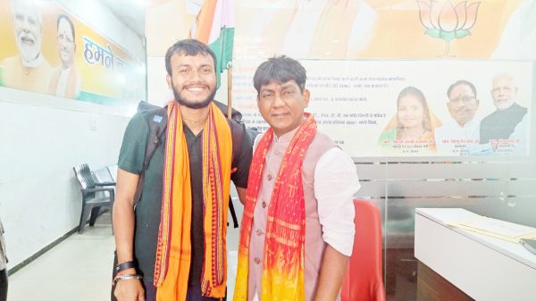 पैदल देश घूमने निकले पल्लव देव ने महासमुंद विधायक से की मुलाकात