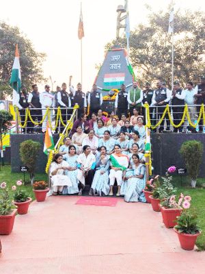 शहीद स्मारक महासमुंद में मना गणतंत्र पर्व, शहीदों को नमन