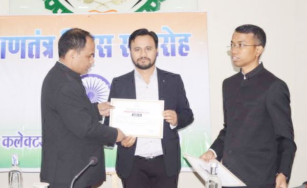 आयुष सिंह उत्कृष्ट इंजीनियर से सम्मानित