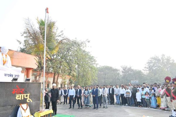 कलेक्टर ने फ हराया राष्ट्रीय ध्वज