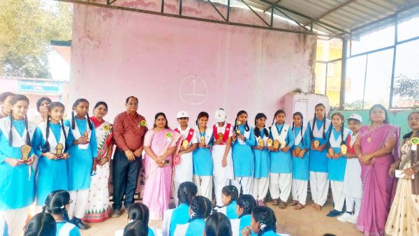 कन्या शाला में देवकी साहू ने किया ध्वजारोहण