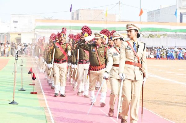 महासमुंद में सांसद रूपकुमारी ने फ हराया ध्वज  शहीदों के परिजनों को किया सम्मानित