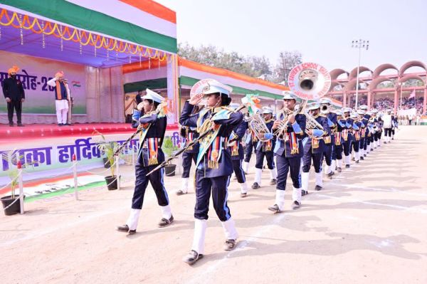 स्वास्थ्य मंत्री श्याम बिहारी जायसवाल ने जशपुर में राष्ट्रीय ध्वज फहराया और परेड की ली सलामी