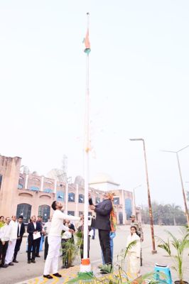संयुक्त जिला कार्यालय परिसर में कलेक्टर ने किया ध्वजारोहण