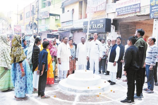 बुनकर संघ परिसर में ध्वजारोहण