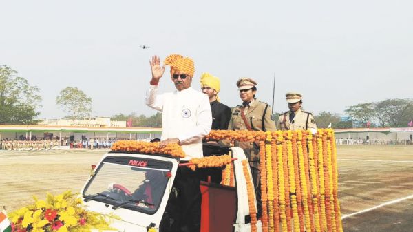 हर्षोल्लास के साथ मना गणतंत्र दिवस सांसद बृजमोहन अग्रवाल ने फहराया तिरंगा