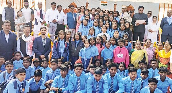 गणतंत्र दिवस कार्यक्रम में कलेक्टर के विशेष आमंत्रण पर मटवाल के विद्यार्थी हुए शामिल