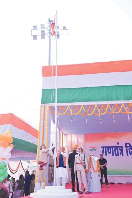 स्वास्थ्य मंत्री ने ध्वजारोहण कर परेड की ली सलामी