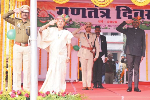 मंत्री लक्ष्मी राजवाड़े ने ध्वजारोहण कर परेड की ली सलामी