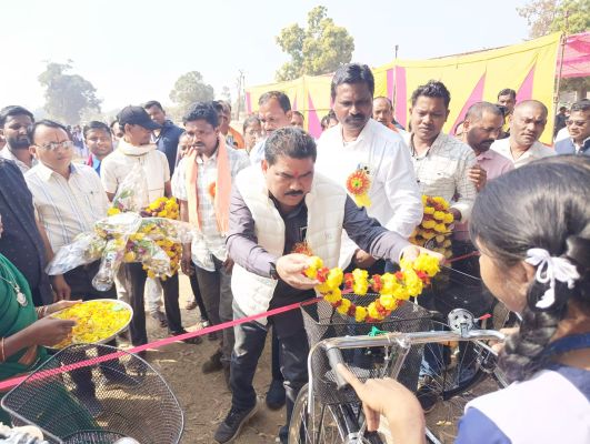 144 छात्राओं को मिली साइकिल