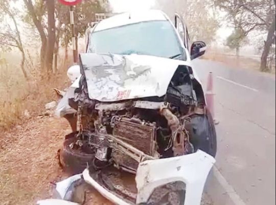 कार-पिकअप में टक्कर, सभी यात्री सुरक्षित