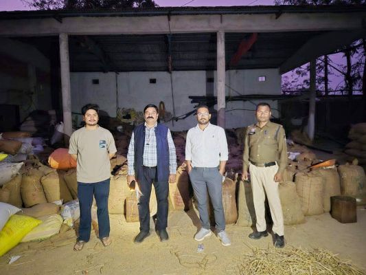 महासमुंद के राजाडेरा में 9 हजार से कट्टा धान अधिक, तेंदुकोना में 1769 कम मिला, सवा 2 हजार कट्टा धान से भरा ट्रक जब्त