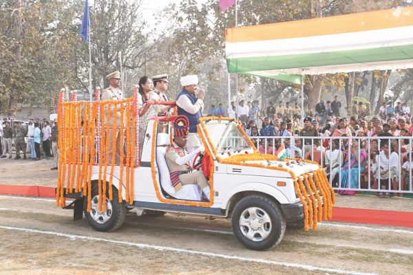 एमएमसी जिले में सांसद संतोष ने फहराया तिरंगा