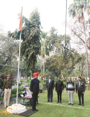 कलेक्टर निवास में ध्वजारोहण