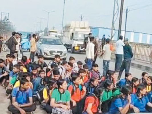 शिक्षकों को हटाने के विरोध में विद्यार्थियों का चक्काजाम