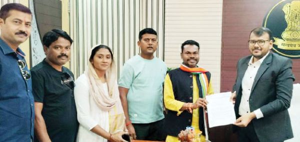 जिला कांग्रेस अध्यक्ष ने कलेक्टर को सौंपा ज्ञापन