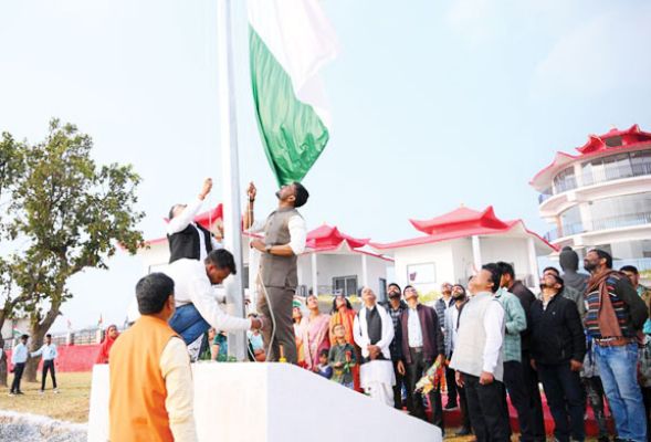 मैनपाट के तथास्तु हिल्स रिसॉर्ट में 40 फीट की ऊंचाई पर लहराया तिरंगा