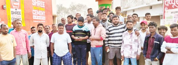  ग्रामीणों ने गांव में बंद कराया नशे का अवैध कारोबार