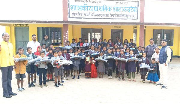 अंजन माइंस ने गणतंत्र दिवस पर चिरमिरी क्षेत्र में डेढ़ हजार से अधिक स्कूल बैग वितरित किए