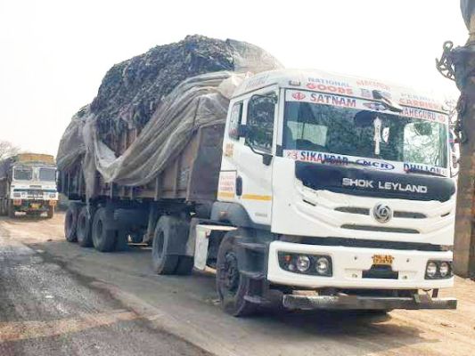वेस्ट मटेरियल ले जा रहे ओवरलोड ट्रकों से रास्ते में गिरता है कचरा
