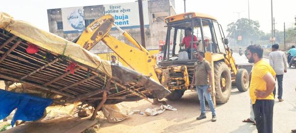 अवैध चखना सेंटरों पर चला बुलडोजर, बागबाहरा रोड अतिक्रमण मुक्त