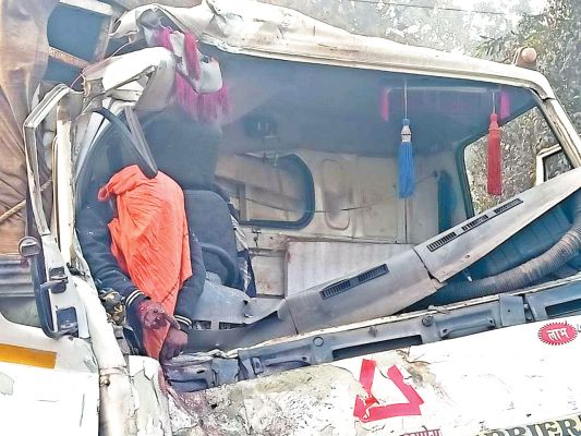 माजदा और हाईवा में आमने-सामने टक्कर, एक मौत, तीन गंभीर