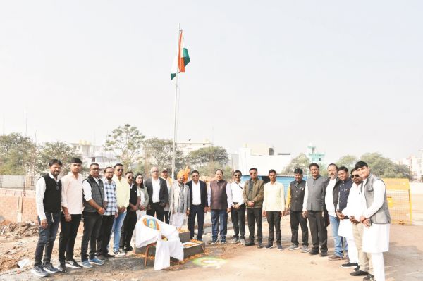 प्रेस क्लब भवन और कॉलोनी में ध्वजारोहण