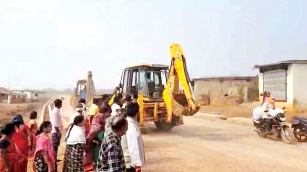 भारी विरोध के बीच नवागांव में एनआरडीए ने तोड़े मकान-दूकान