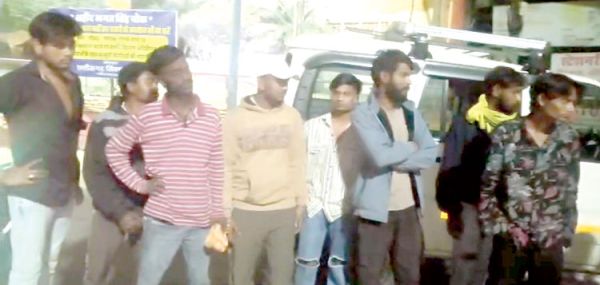 आम जगहों पर नशाखोरी करने वाले 23 हिरासत में, दो फरार वारंटी भी पकड़ाए, तीन चाकू -तलवार बरामद