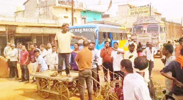 सडक़ की धूल से त्रस्त कारोबारियों का चक्काजाम, तहसीलदार के आश्वासन पर माने