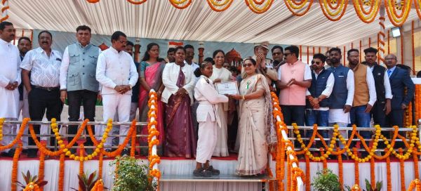 गणतंत्र दिवस समारोह में प्रधानमंत्री राष्ट्रीय बाल पुरस्कार से सम्मानित योगिता मंडावी का सम्मान