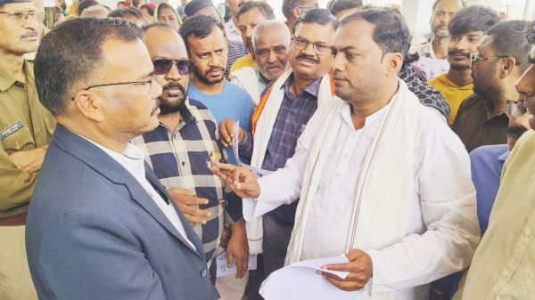 अंडरब्रिज निर्माण में देरी के विरोध में प्रदर्शन