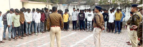 पांच थानों के 72 चाकूबाजों हिस्ट्रीशीटरों की परेड, पुलिस ने कहा-हाथ-पैर नहीं दिखेंगे