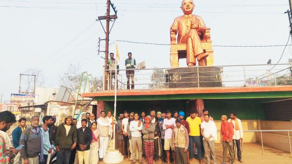 अंबेडकर चौक में ध्वजारोहण