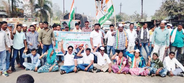 मनरेगा और धान खरीदी को लेकर कांग्रेस का धरना-प्रदर्शन और चक्काजाम