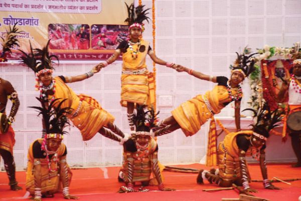 बस्तर पंडुम: जनजातीय नृत्य व लोक गीतों की मनमोहक प्रस्तुति