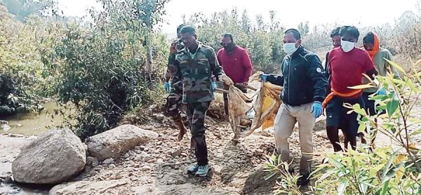 बालू में दबी मिली लाश, हत्या की आशंका