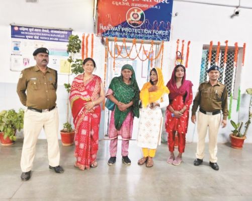 टे्रन में अवैध वसूली, 4 किन्नर गिरफ्तार