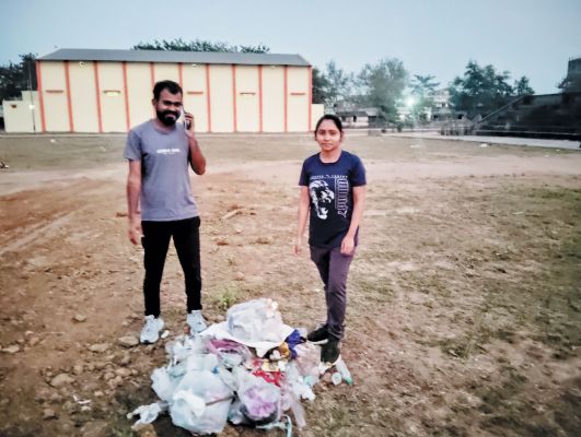 बड़े आयोजन के बाद मैदान कचरे से पटा, प्रशासन मौन