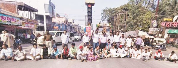 मनरेगा का नाम बदलने-धान खरीदी तारीख बढ़ाने की मांग, कांग्रेस का धरना-प्रदर्शन