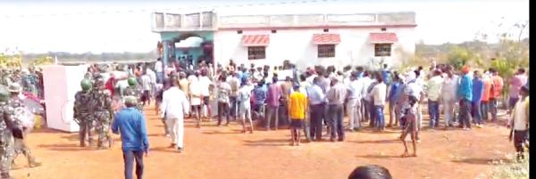 सेंध में तोड़ फोड़ ग्रामीण विरोध में उतरे, हिरासत में लिए गए युवक