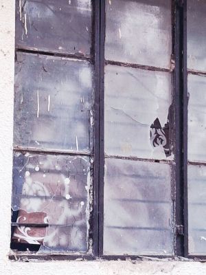 मंत्रालयीन कर्मियों के घरों में पत्थरबाजी