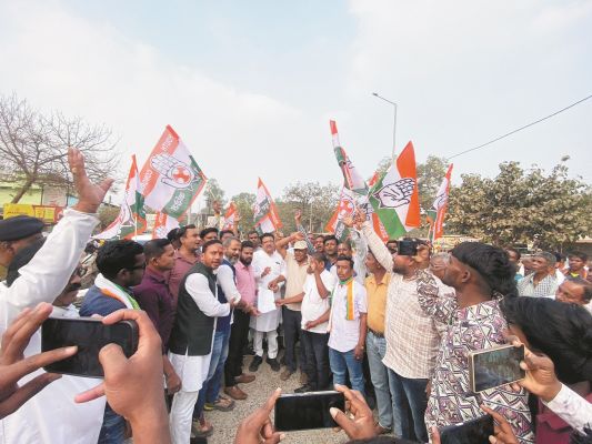 कोमाखान में कांग्रेस का धरना-चक्काजाम